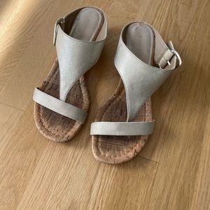 Thong sandals